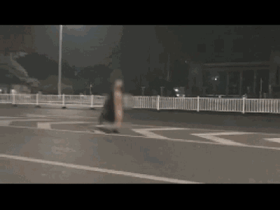 南宁裸奔的年轻女子被拘:大学生自己发不雅视频-黑马分享网