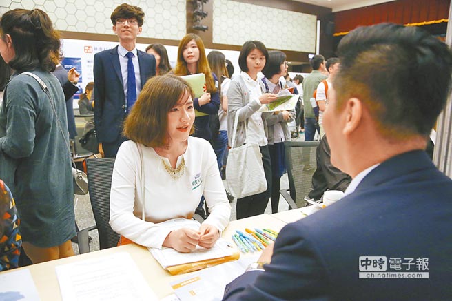 国台办升级台胞证 媒体:将给准国民待遇