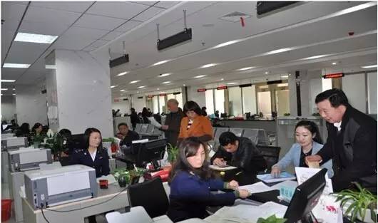 武汉整治新衙门作风：一工作人员临下班看手机被辞