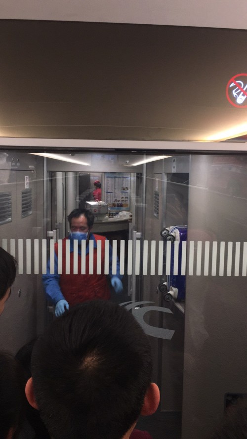 北京西站一名男子在高铁上自杀 系用利器划肚子