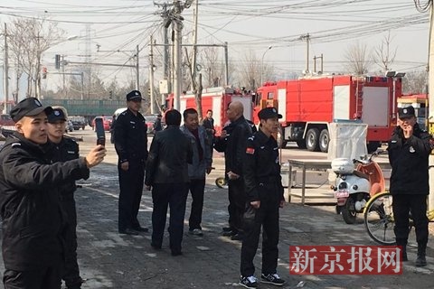新京报记者采访来广营火灾被6男子放倒并抢走手机