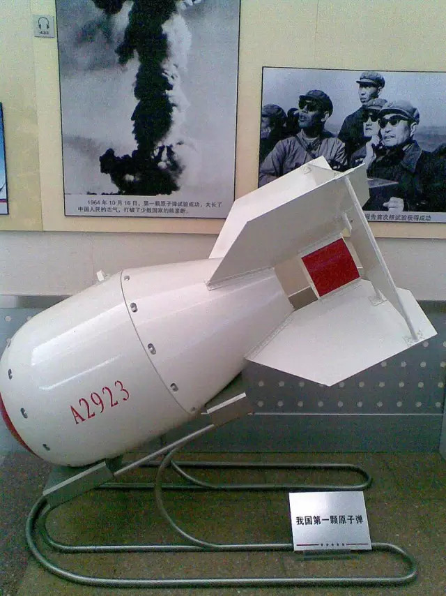 ▲军事博物馆内的中国第一颗原子弹模型（维基百科）