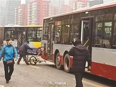 ?△北京早晚高峰，两辆共享单车“挂上”公交车。