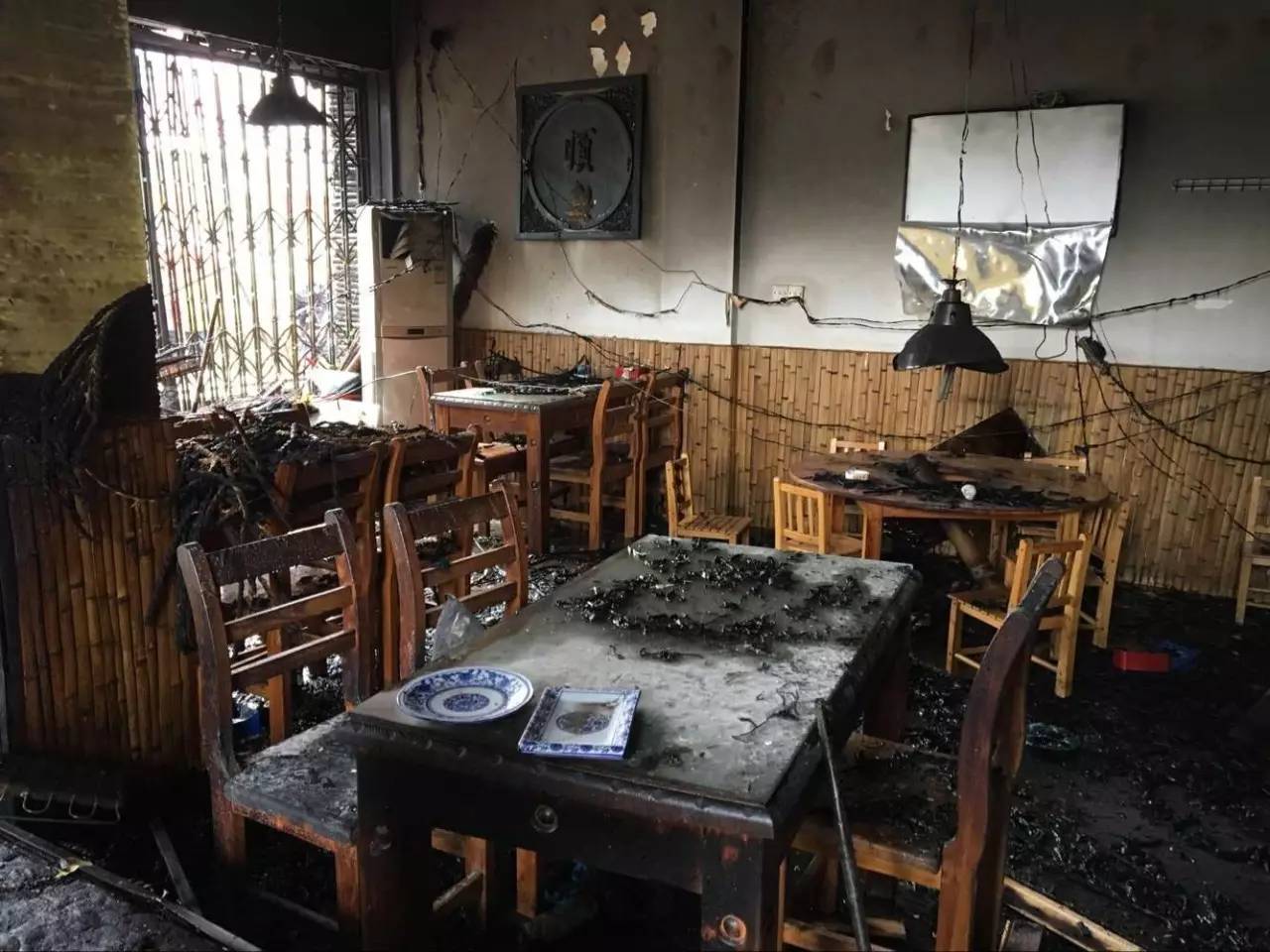 今天上午，合肥一饭店起火爆炸!_凤凰资讯