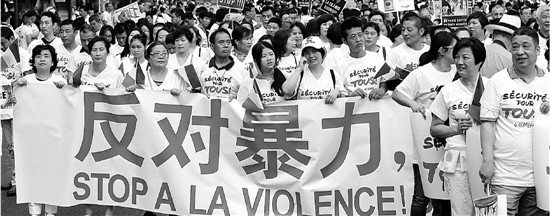 去年,法国华人游行示威,要求改善当地治安环境。CFP资料照片