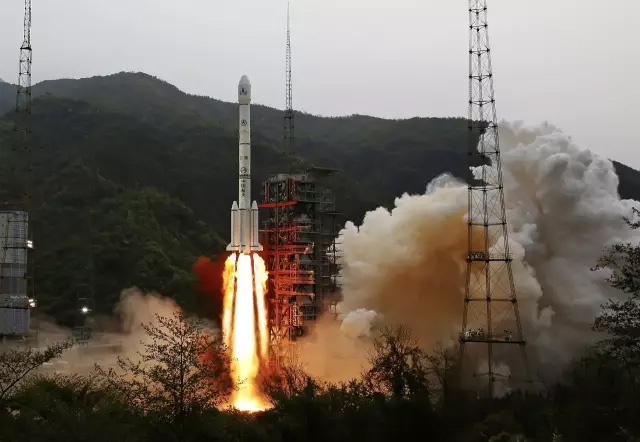 中国发射首颗高通量通信卫星 或改善高铁上网体验