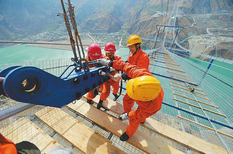 在最难建的藏区高速上 “川藏第一桥”如何破难？
