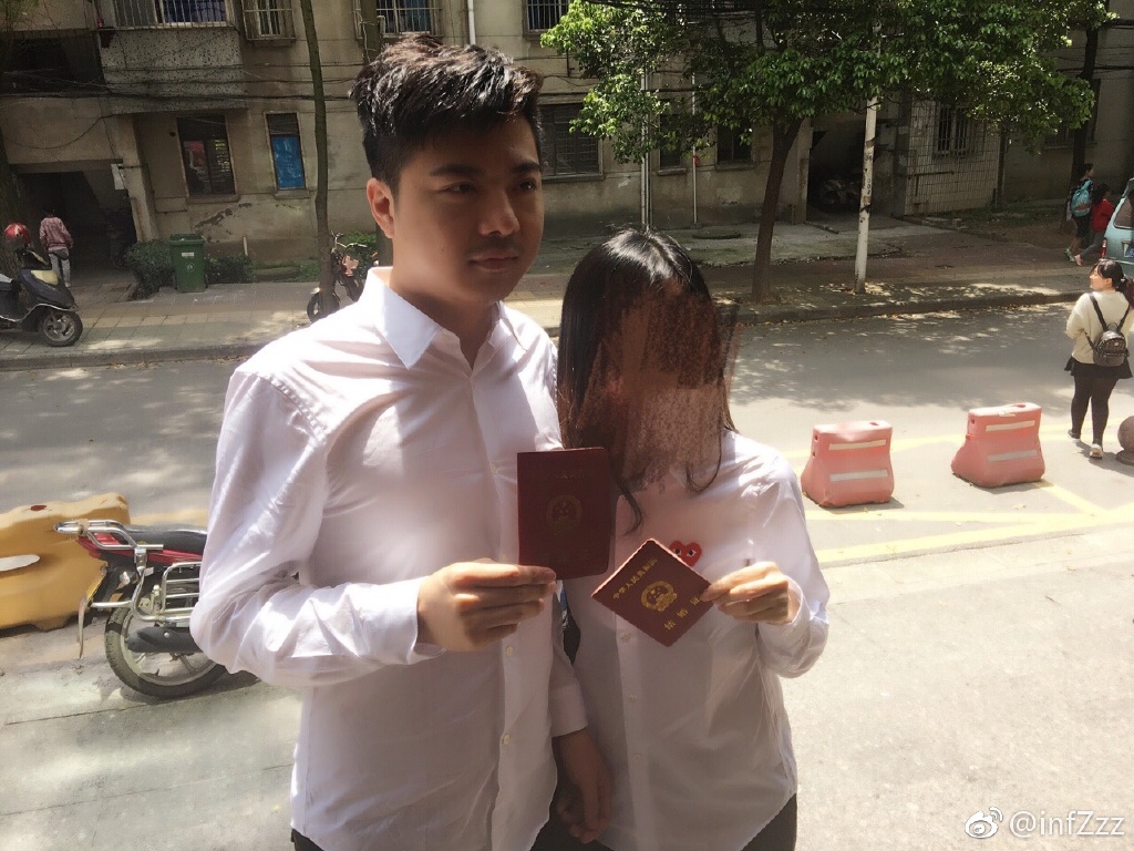 DOTA传奇选手BurNing喜结良缘 与女友正式领