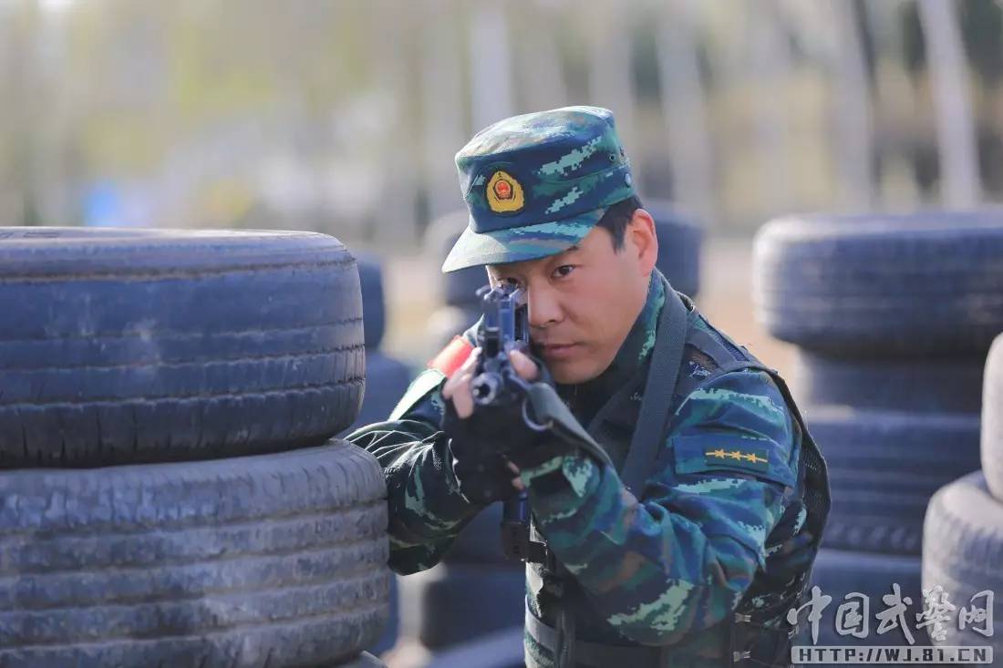 歹徒驾铲车行凶 一枪将其击毙的武警为何这么牛？