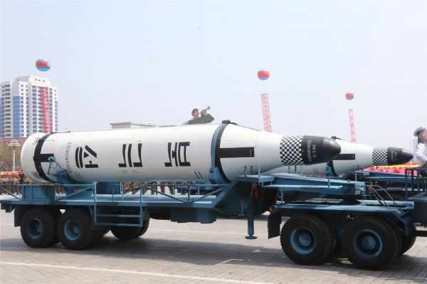 4月15日，朝鲜首都平壤举行的阅兵式上展示的&ldquo;北极星-2&rdquo;型潜射中程弹道导弹。