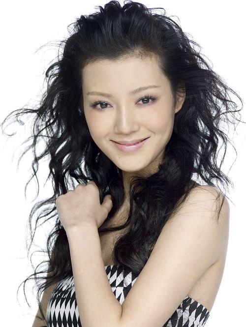 35岁被50亿富豪抛弃,拿了3亿分手费,如今生活成这般模样!