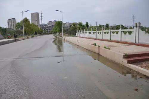 鹰潭信江新区海熙·御龙湾小区门口有200多米