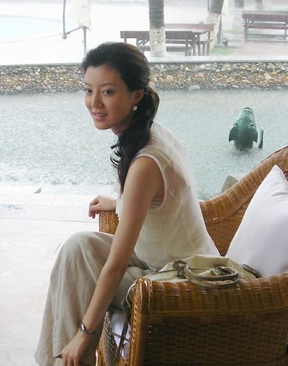 35岁被50亿富豪抛弃,拿了3亿分手费,如今生活成这般模样!