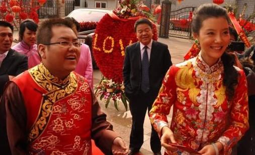 35岁被50亿富豪抛弃,拿了3亿分手费,如今生活成这般模样!