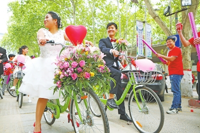 河南小伙骑共享单车娶新娘 婚车费不到50元