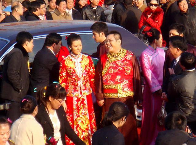 35岁被50亿富豪抛弃,拿了3亿分手费,如今生活成这般模样!