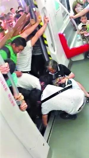突发！众乘客死命推开地铁，广州72岁老太成功获救！