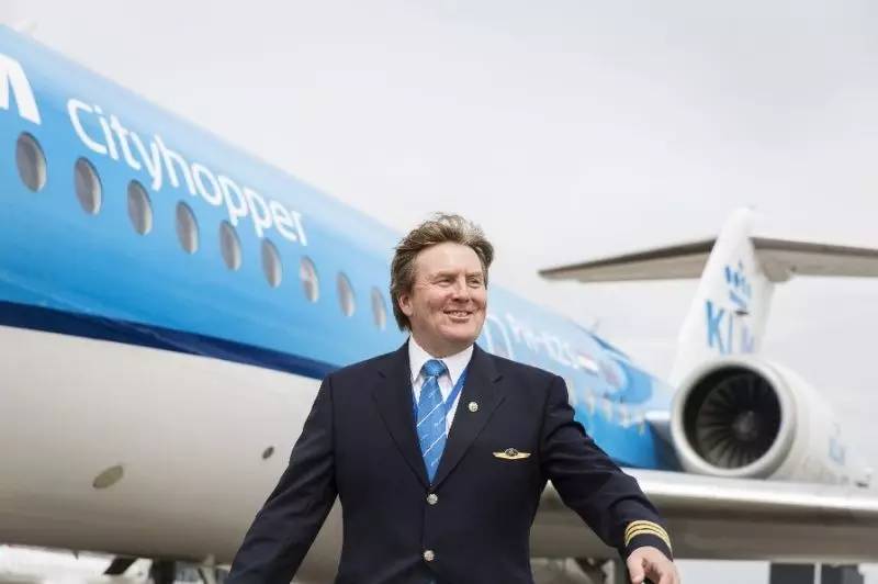 这位帅气低调的荷兰国王，过去21年在“兼职”开飞机