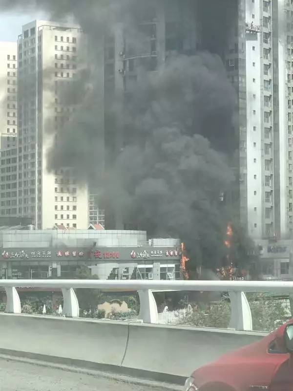 时代奥城附近一饭店今早突然起火，警方发布最新通报！