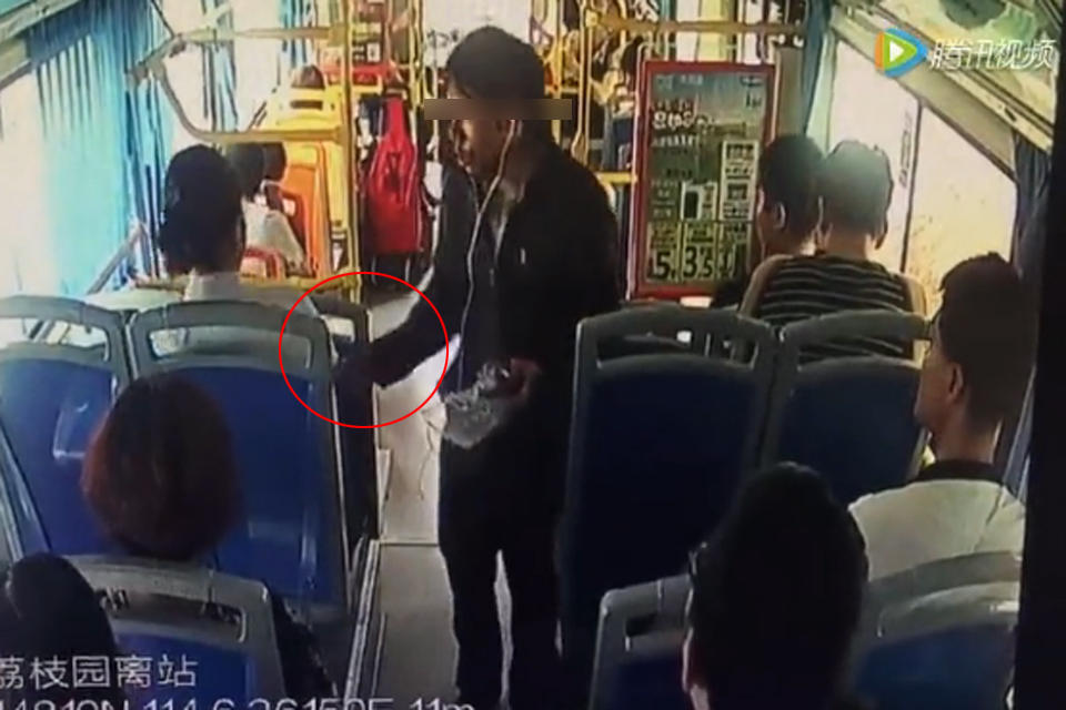 深圳男子巴士上公然袭胸连摸2位女乘客