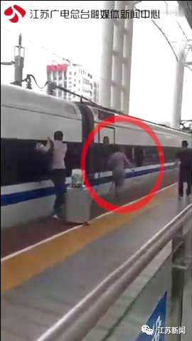 常州高铁站台，男子手指被车门夹住，追着动车狂奔！