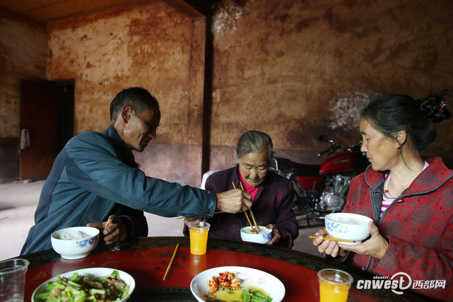 暖 心 闻:大山里一家人18年如一日赡养孤寡老人