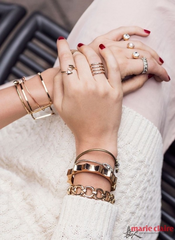 别以为把珠宝戴时髦那么容易戒指成堆戴也要戴得有规律