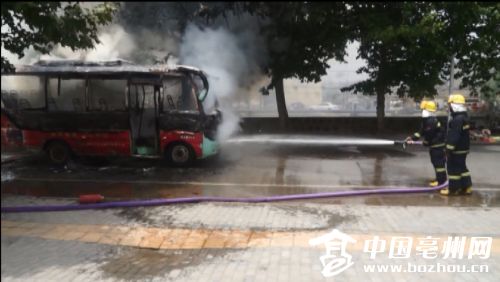 公交车起火救援现场。 (1)