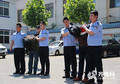两名犯罪嫌疑人被押回临朐_副本.jpg