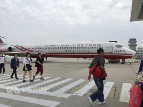 台湾一航空公司9名空姐请假 导致2趟航班取消
