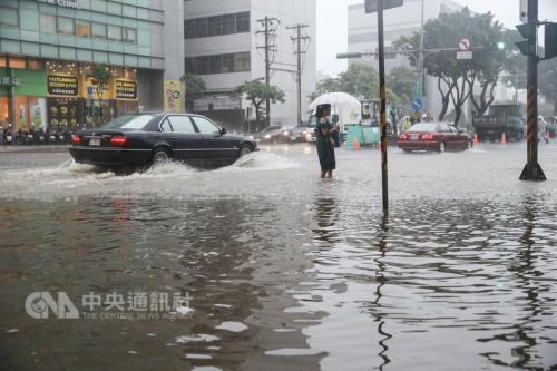 台湾暴雨影响逾百航班：1万户停水 一妇女被冲走