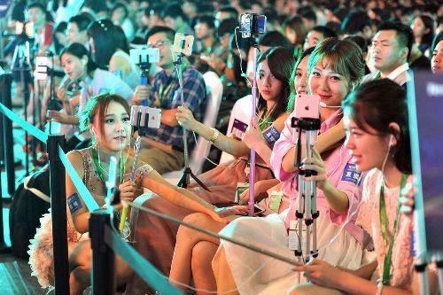 迪拜人均月收入_主播月收入(3)