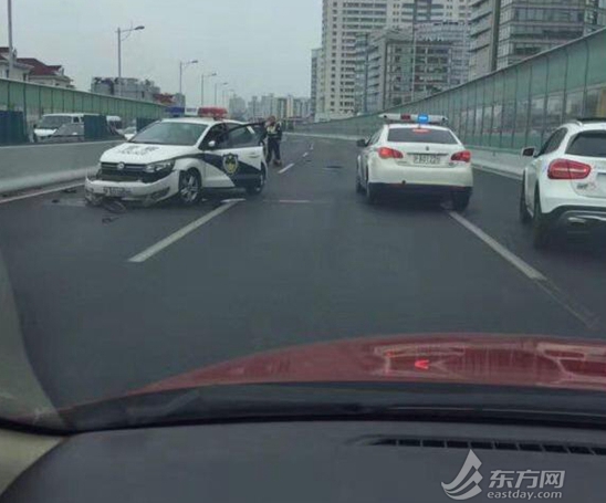上海俩“95后”无证驾驶摩托闯高架撞警车