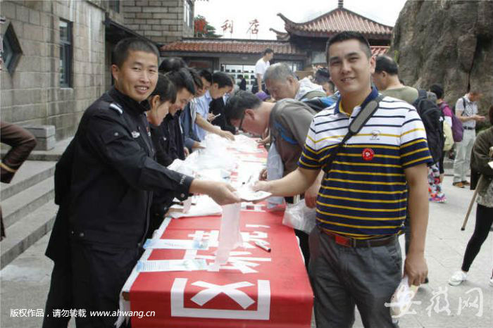 黄山景区倡导游客自带垃圾下山 参与可领取免
