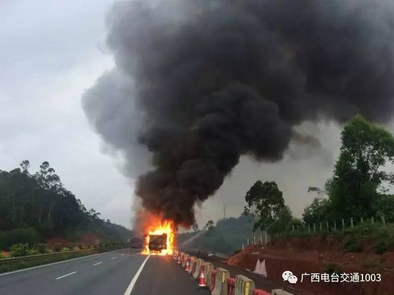 一货车违规运载，危险化学品在G72泉南高速自燃起火