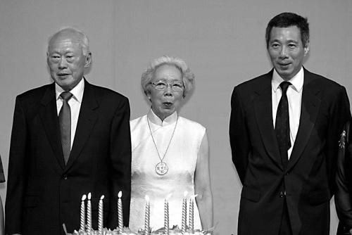 圖說:左圖是李光耀、夫人柯玉芝與李顯龍的合照。