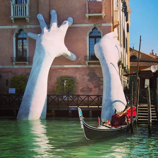 威尼斯环保雕塑遭“吐槽”