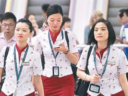 香港国泰航空空姐拒挂中文名牌 称“不讨好内地客”