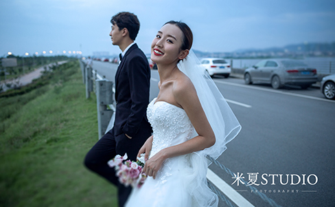新娘子摄影师婚纱门_最有名的婚纱摄影师(2)