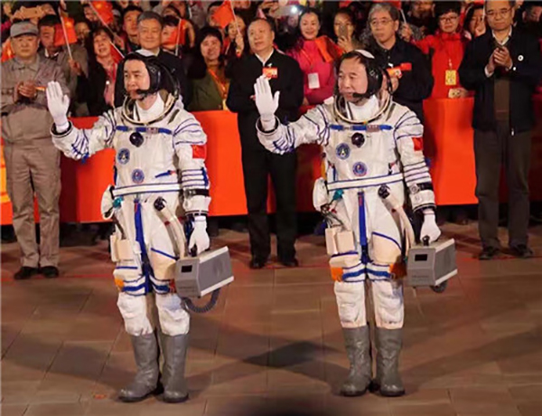 当中国宇航员登陆月球 哪只腕表将见证这一光
