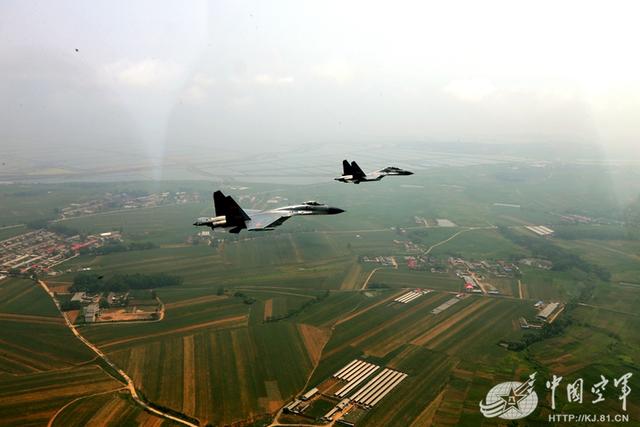 中国空军对抗考核 有人两次打出“64比0”