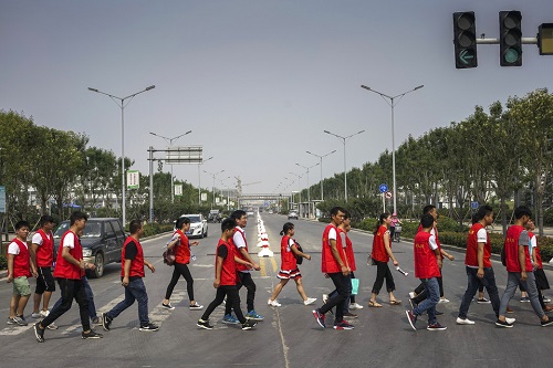 美媒揭郑州“iPhone城”：25万工人 如美国一个城市