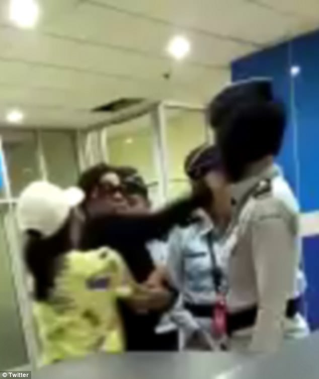 印尼一警长夫人拒绝机场安检 出手掌掴工作人员