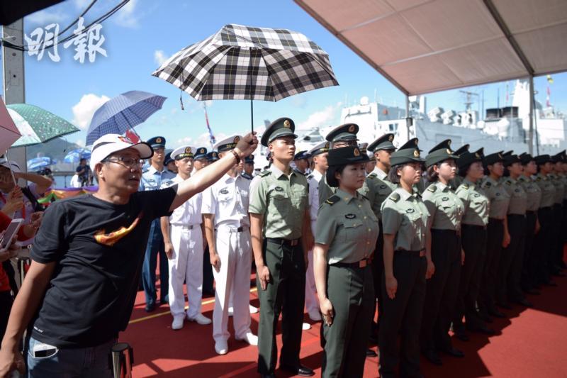 烈日下送别辽宁舰 香港市民自发为解放军撑伞