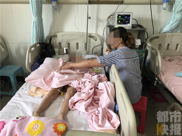 陕北六岁女童床上练下腰出意外 恐致下肢截瘫