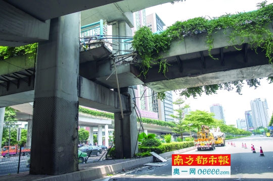 广州一人行天桥被撞移位2米，裂缝“宽得可掉下两三人”