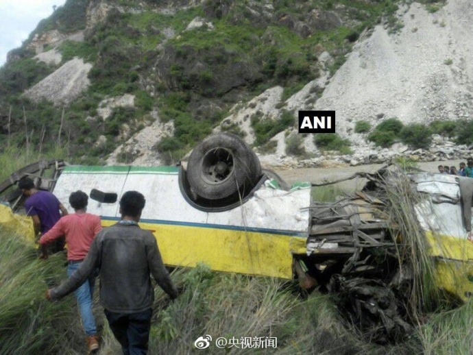 印度一载40人大巴坠入山谷 至少20人死亡