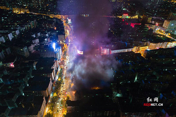 湖南郴州一轻纺市场发生火灾 火势凶猛附近居民被疏散