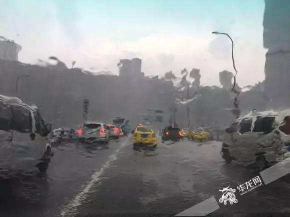 现场视频来了！重庆主城突降暴雨，还有冰雹和大风