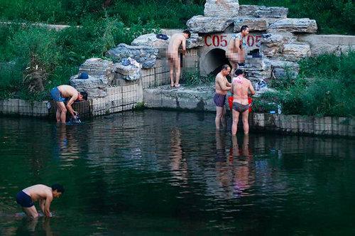 北京南二环凉水河夜晚变“公共浴池”
